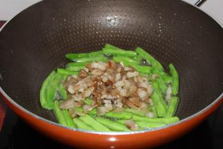 加入加入煎好的肥肉粒翻炒；