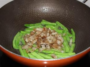 加入加入煎好的肥肉粒翻炒；