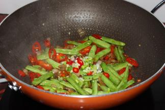 放盐、红烧油翻炒均匀，在放香葱关火起锅。