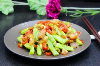 刚刚出锅的肥肉粒炒四季豆，是不是不油不腻，四季豆完美的吸收了油脂，肥肉也干脆鲜甜。