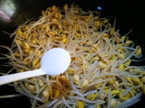 黄豆芽如果炒断生 加少许盐