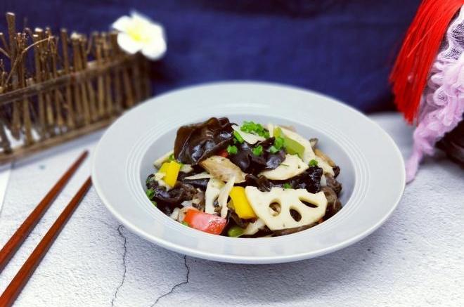 彩椒香肠炒木耳藕片