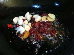 油锅中下葱姜蒜干辣椒豆瓣酱 炒出红油