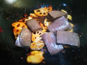 下猪血 加入少许盐 生抽 添加清水煮开