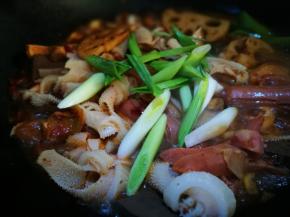 将所有食材都倒入锅中翻炒