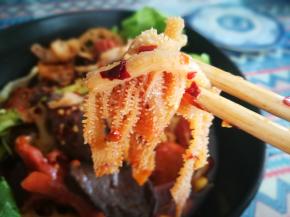 盛在黄豆芽上 放辣椒粉花椒 用热油浇一下