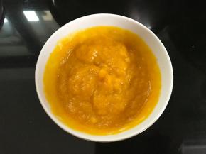 把酵母放在温热南瓜泥中融化。