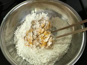 放入面粉中和成面絮。