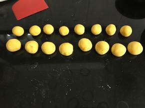 发酵好的面团排气后分成8个30克一个和15克一个的剂子。