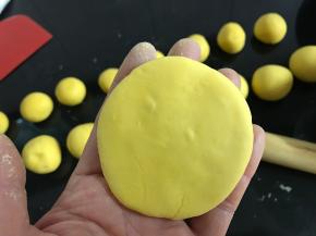 把30克的剂子按扁。