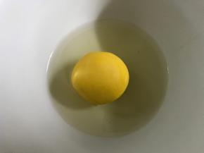 15克的剂子沾上食用油。