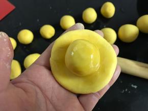 把沾上油的剂子放在面片中。