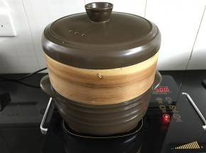 入蒸锅大火蒸15分钟。