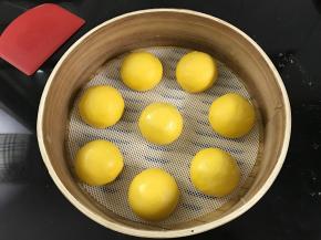 收口朝下放在蒸笼中醒发15-20分钟。