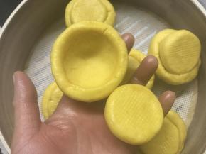 熄火后过3-5分钟开盖，把里面的小馒头取出。