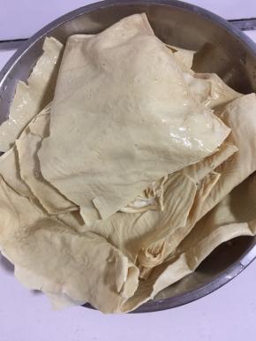 用清水清洗干净，沥干水分备用。