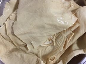 用清水清洗干净，沥干水分备用。