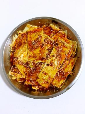 把所有的油豆皮都刷完，就可以享用美味啦，如果再静置半个小时，会更加的入味儿哦！（喜欢口感筋道儿一点的，也可以再放进烤箱200度烤10分钟哦。我个人比较喜欢就这样直接吃。）