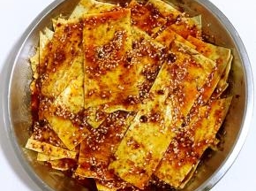 把所有的油豆皮都刷完，就可以享用美味啦，如果再静置半个小时，会更加的入味儿哦！（喜欢口感筋道儿一点的，也可以再放进烤箱200度烤10分钟哦。我个人比较喜欢就这样直接吃。）