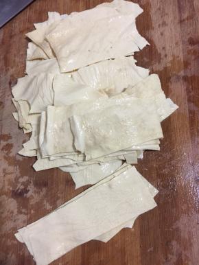 把油豆皮切长方形的大片。（也可以根据自己的喜好切出自己喜欢的样子。）