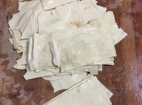 把油豆皮切长方形的大片。（也可以根据自己的喜好切出自己喜欢的样子。）