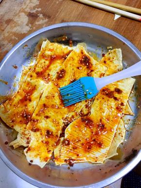 刷在豆油皮两面即可。