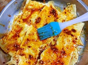 刷在豆油皮两面即可。