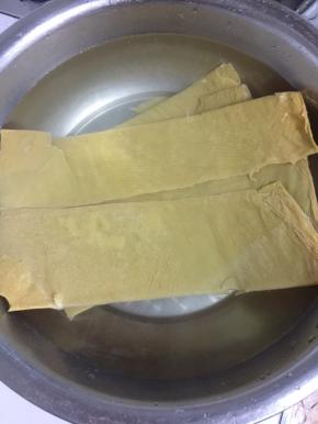 油豆皮提前用温水泡软备用。