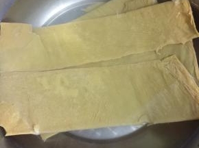 油豆皮提前用温水泡软备用。