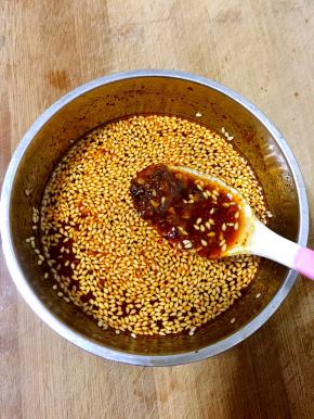 孜然粉，辣椒面，十三香，芝麻，盐，白糖混合均匀，浇上热油搅拌均匀。