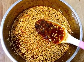 孜然粉，辣椒面，十三香，芝麻，盐，白糖混合均匀，浇上热油搅拌均匀。