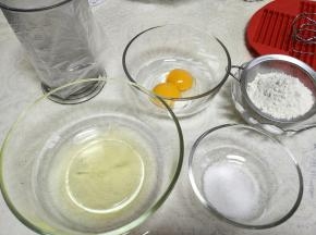 准备材料，并分蛋到无油无水的盆中。