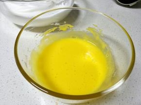蛋黄打散。