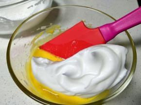 取一部分蛋白，和淡黄液翻拌均匀。