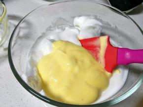 倒入蛋白中。