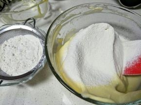 分俩次筛入面粉。