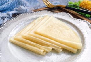 一次吃不了的春饼放在保鲜袋里放在冰箱里冷藏，吃的时候再加热一下就可以了。