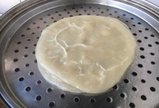 蒸好的春饼。