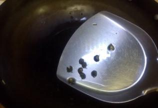 热锅下油六成热下花椒