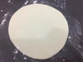 用擀面杖擀皮圆饼