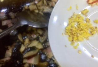 再放入老姜末炒香