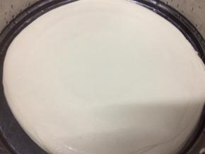 蒸锅中加入适量的水大火烧开，然后将饼放入蒸十五分钟