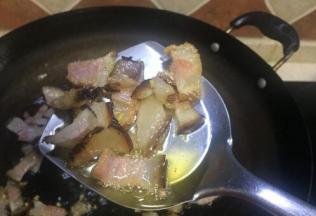 放入腊肉炒至出油微起卷