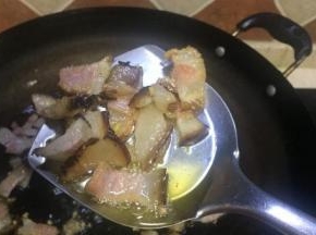 放入腊肉炒至出油微起卷