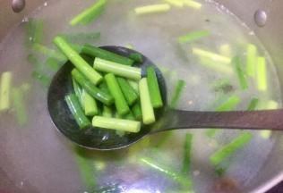 把蒜苔放入之前煮腊肉的汤汁里焯水，汤汁再次开了就捞出沥水