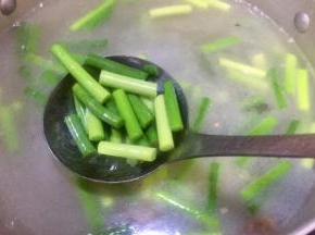 把蒜苔放入之前煮腊肉的汤汁里焯水，汤汁再次开了就捞出沥水