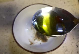 放入花椒油和芝麻油，葵花油