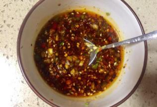 将9步，出葱花其余食材放入碗里搅拌均匀