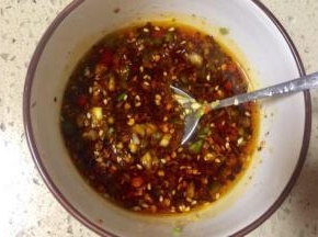 将9步，出葱花其余食材放入碗里搅拌均匀