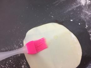 取一个圆饼，用刷子均匀的刷上油